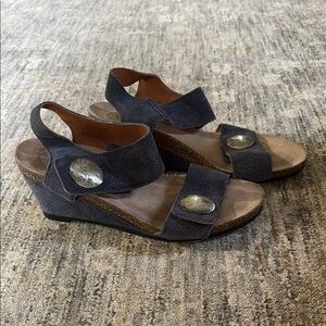 Taos women’s low wedge Sandals / blue - silver accent - size 37
